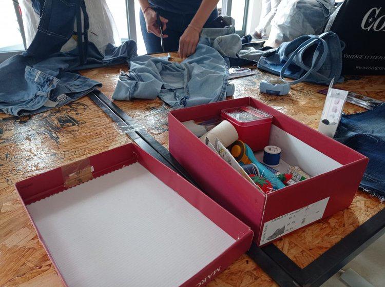 Immagine per Nuova vita agli abiti, le borse dell'Amidei a Gorizia con jeans e camicie