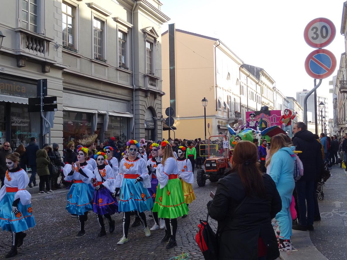 Immagine per Domenica la sfilata dei carri a Gorizia, la storia di carnevale in podcast