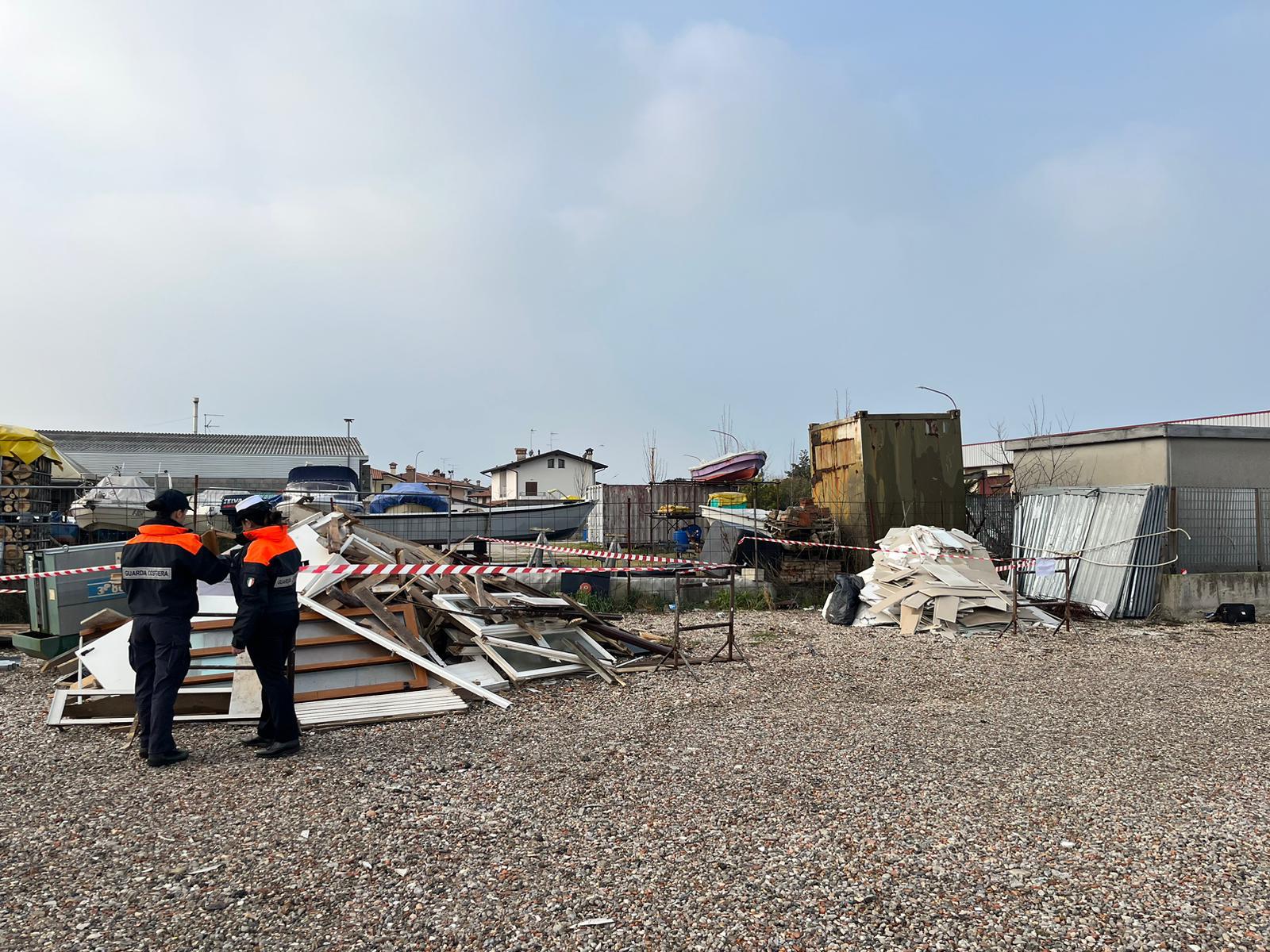 Copertina per Azienda ammassa rifiuti a Grado, sotto sequestro 180 metri cubi