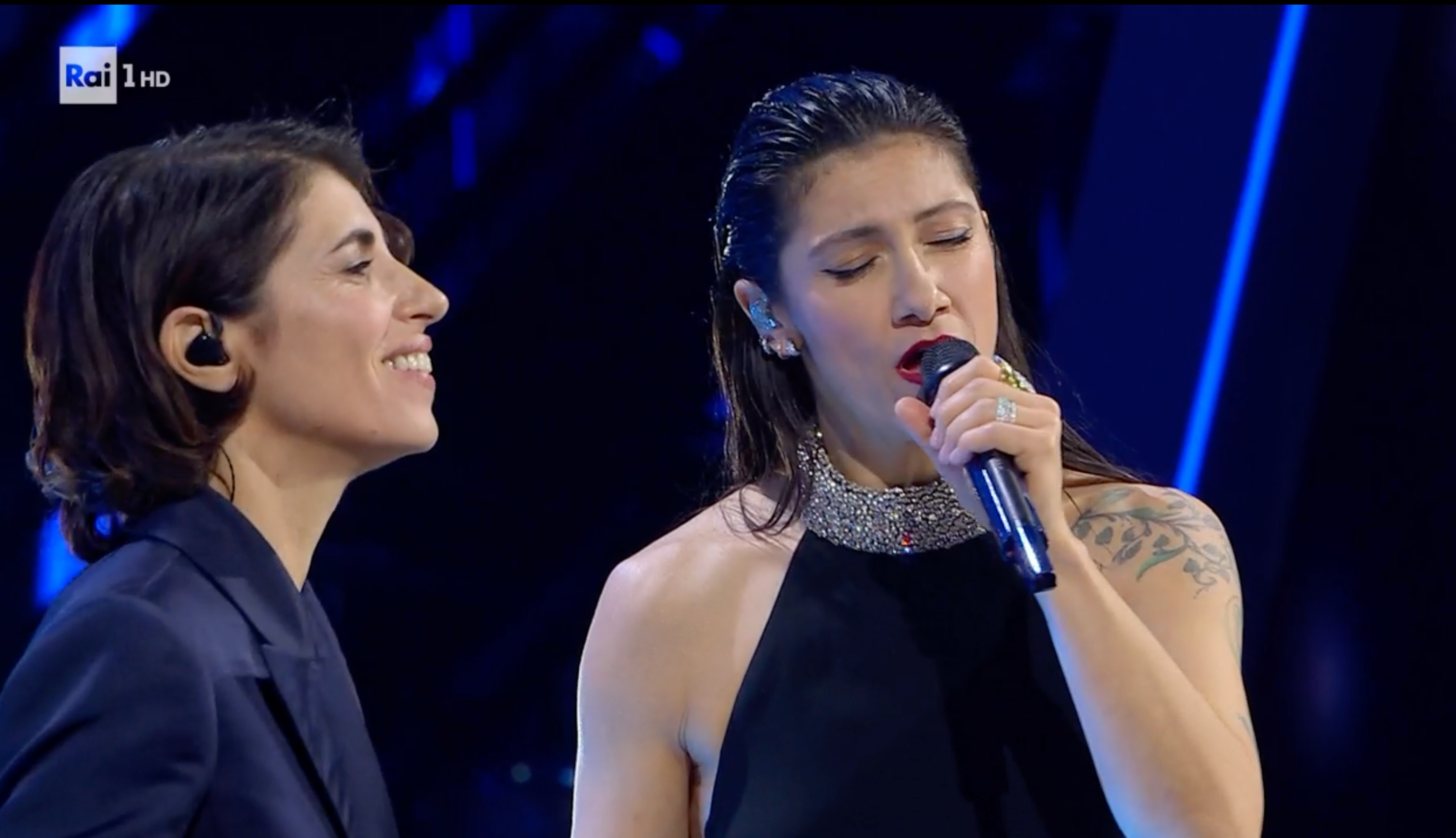 Copertina per Sanremo, standing ovation all'Ariston per il duetto di Elisa e Giorgia
