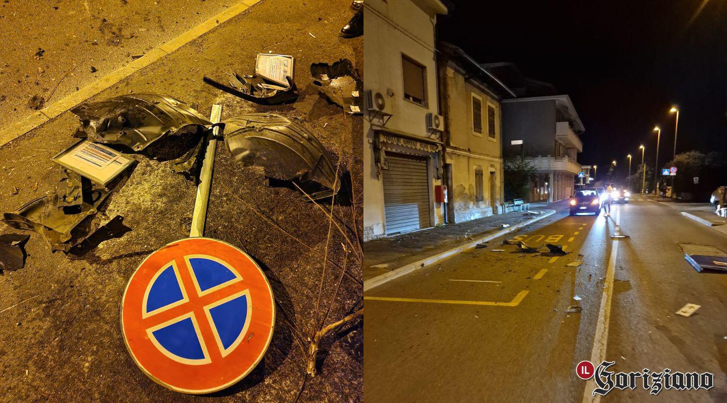 Immagine per Auto travolge palo e fermata del bus nella notte, fuga a Staranzano