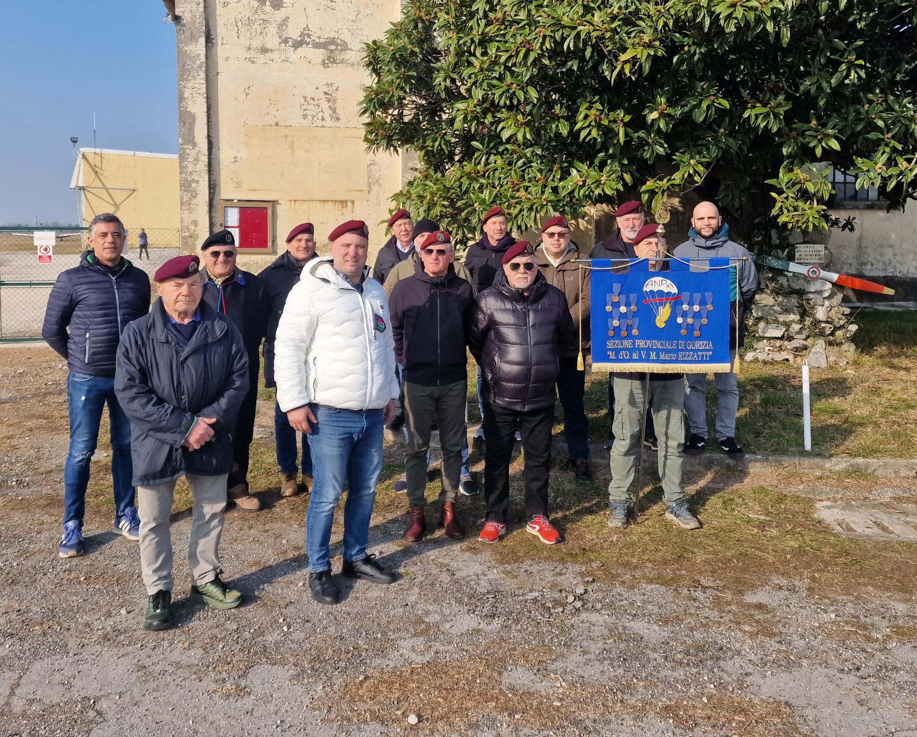 Copertina per L'Associazione paracadutisti entra in aeroporto, idea corsi a Gorizia