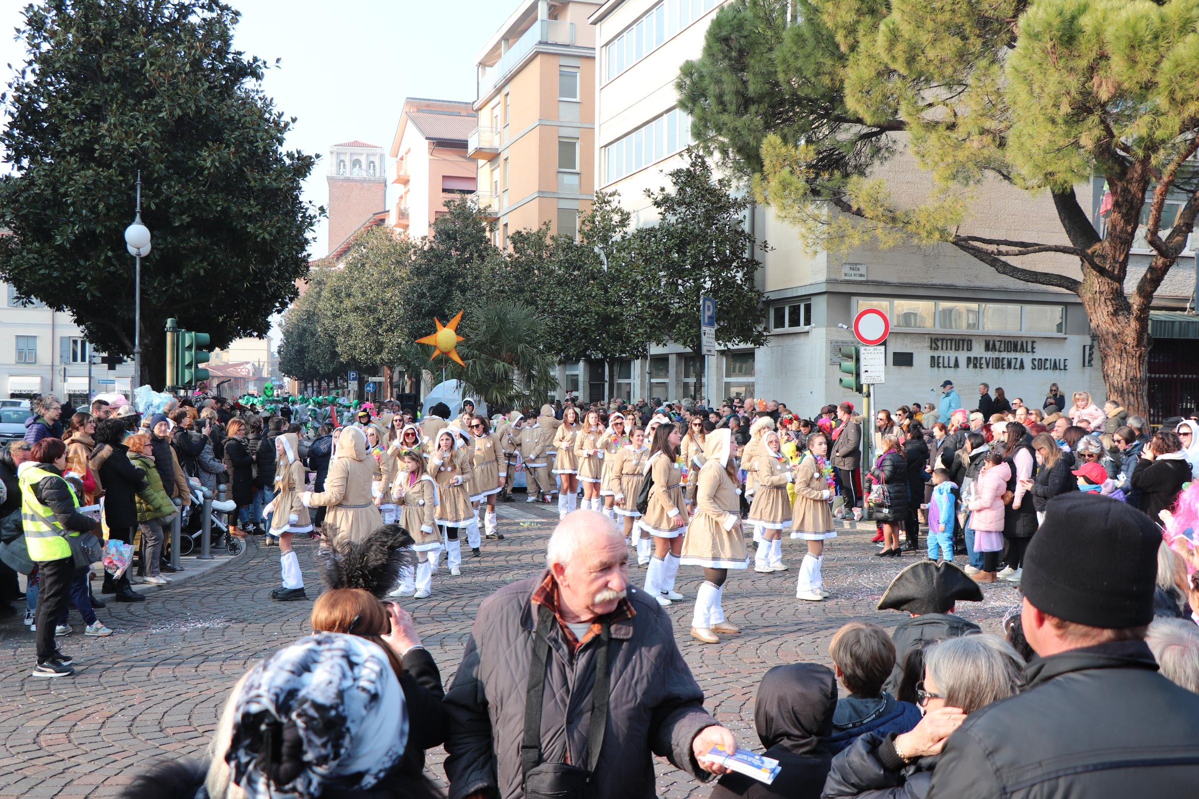 Copertina per Gorizia si colora con la sfilata di Carnevale, partita la festa in città