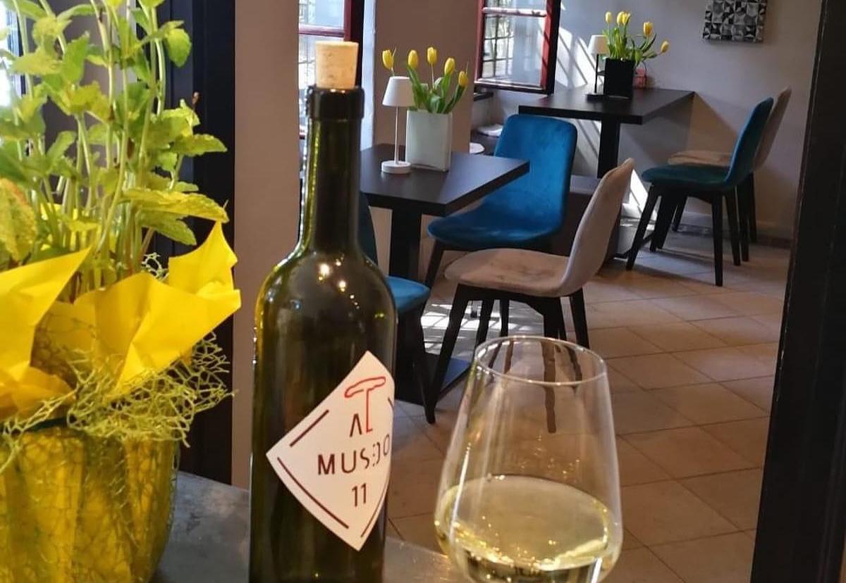 Immagine per Vino, amore e poesia con Celeste Lucas: la serata in Bar Museo a Gorizia
