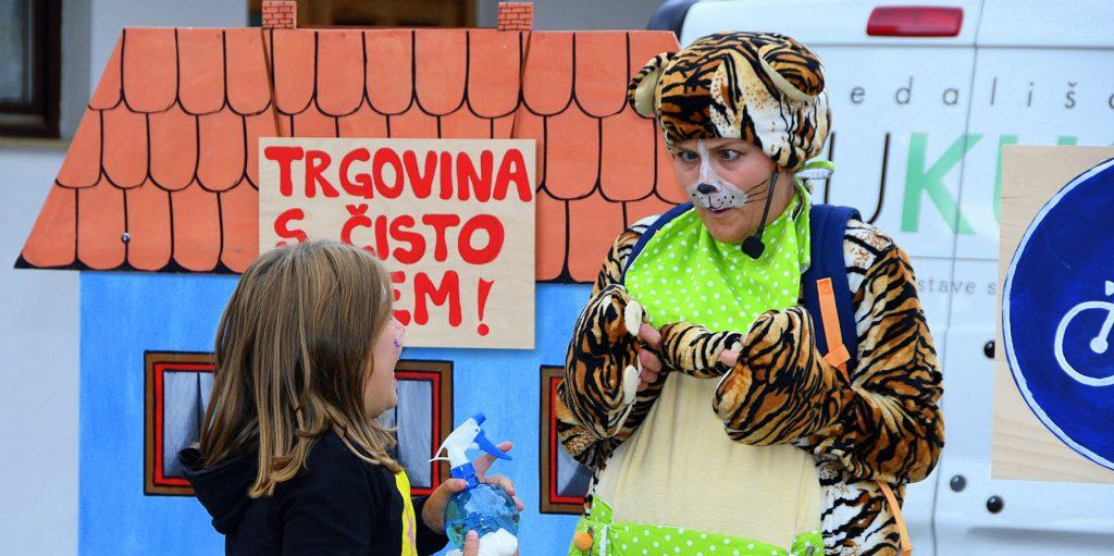 Copertina per Črtek va in città, il tigrotto fuori dallo zoo chiude Komigo baby a Gorizia
