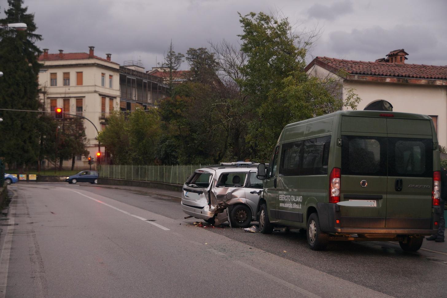 Immagine per Scontro tra auto e furgone dell'esercito a Gorizia, bloccata via Terza Armata