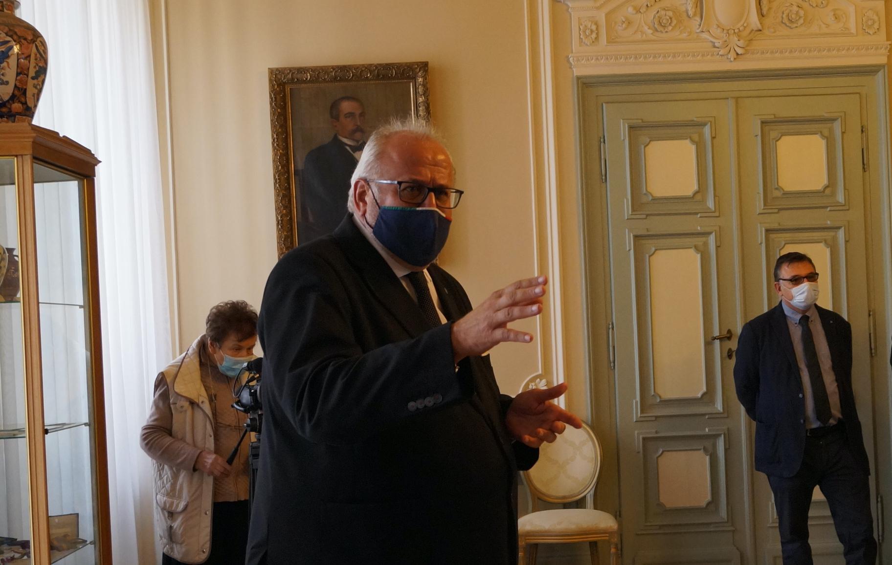 Copertina per Il sindaco di Gorizia positivo al Covid, «il vaccino mi ha protetto»
