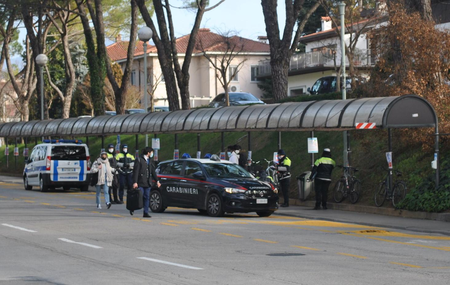 Sul bus senza mascherina Ffp2, giovane aggredisce controllore a Gorizia