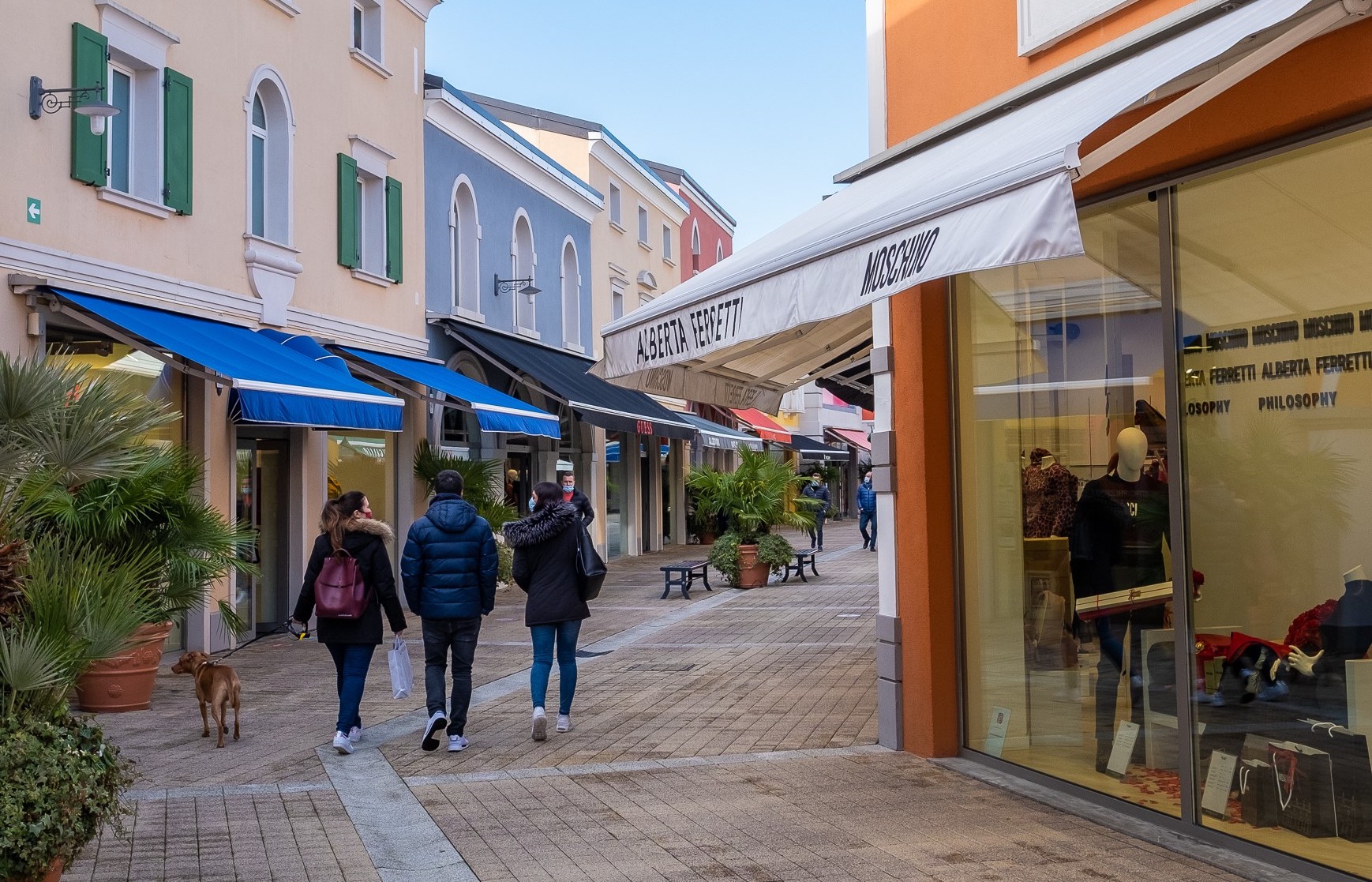 Copertina per Aiello, turisti stranieri tornano a fare shopping al Palmanova Village