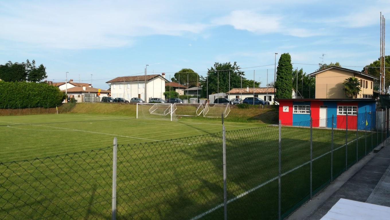 Immagine per Campo di sfogo venduto, caso a San Vito al Torre: «Non possiamo allenarci»