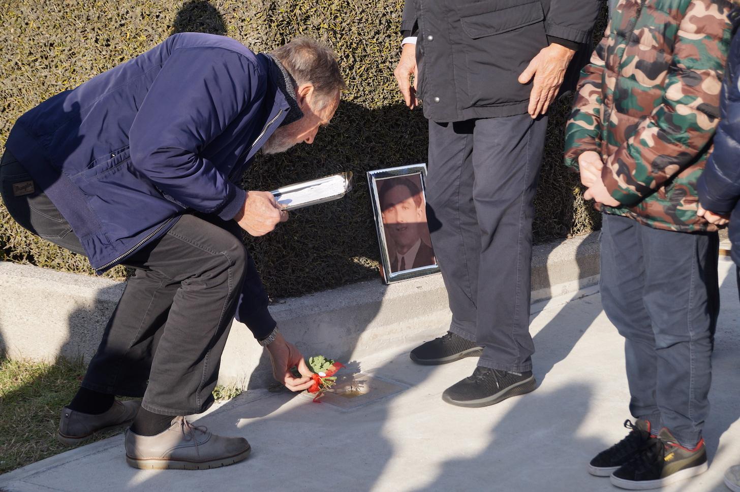 Copertina per L'abbraccio di Savogna a Peter e Alojz, deportati e uccisi nei lager