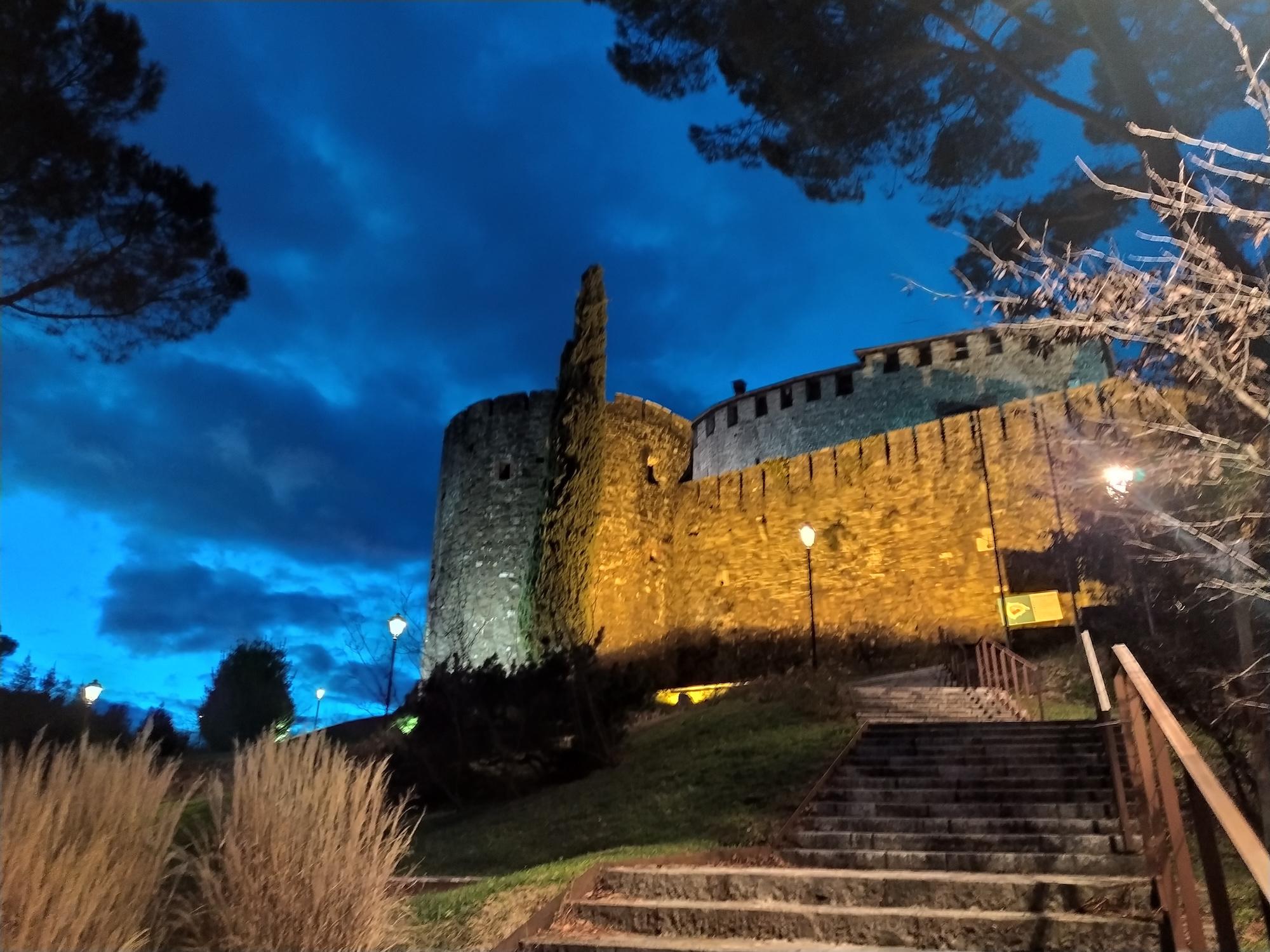 Immagine per Donne, uomini e bambini vittime della guerra: Gorizia illumina di blu il Castello
