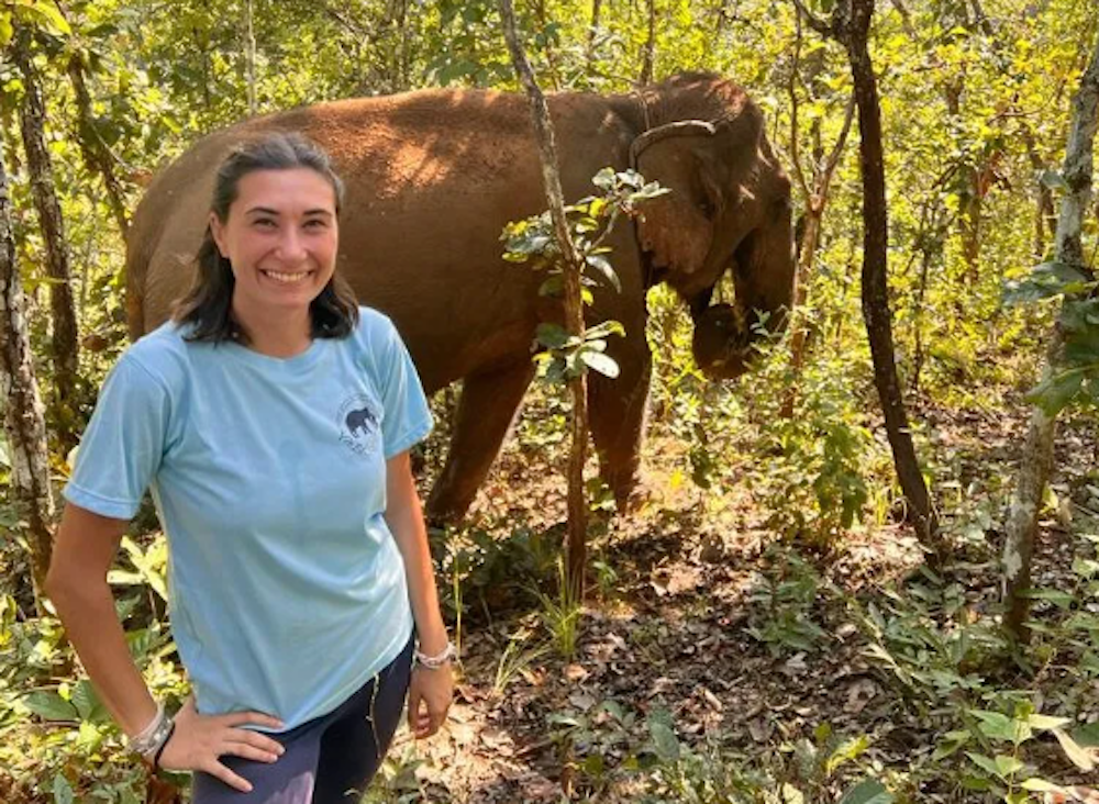 Immagine per Jasmin lascia Doberdò e vola in Thailandia con gli elefanti, «vivo un sogno»