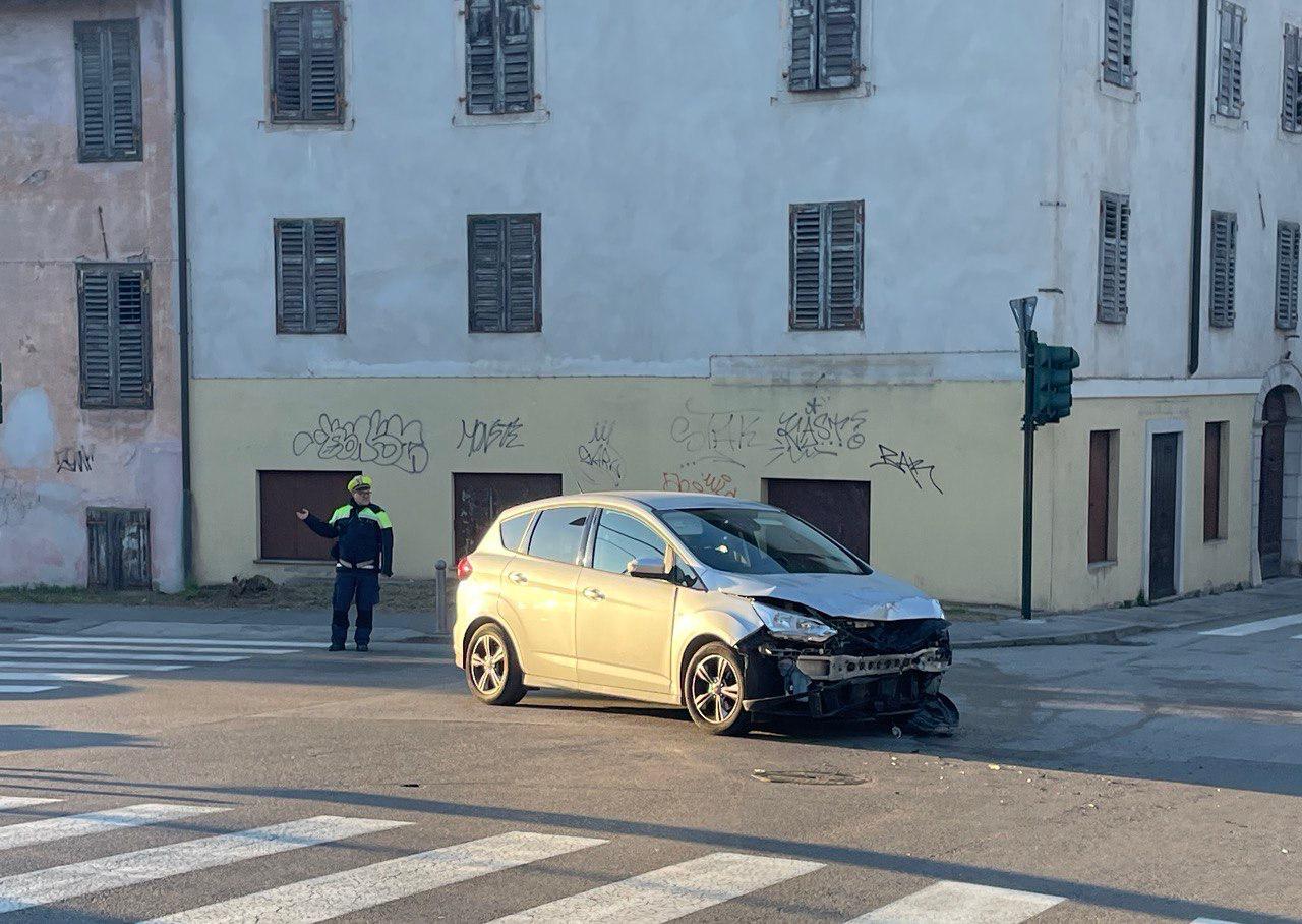 Immagine per Gorizia, incidente stradale all'incrocio di via Brass: auto sfasciata