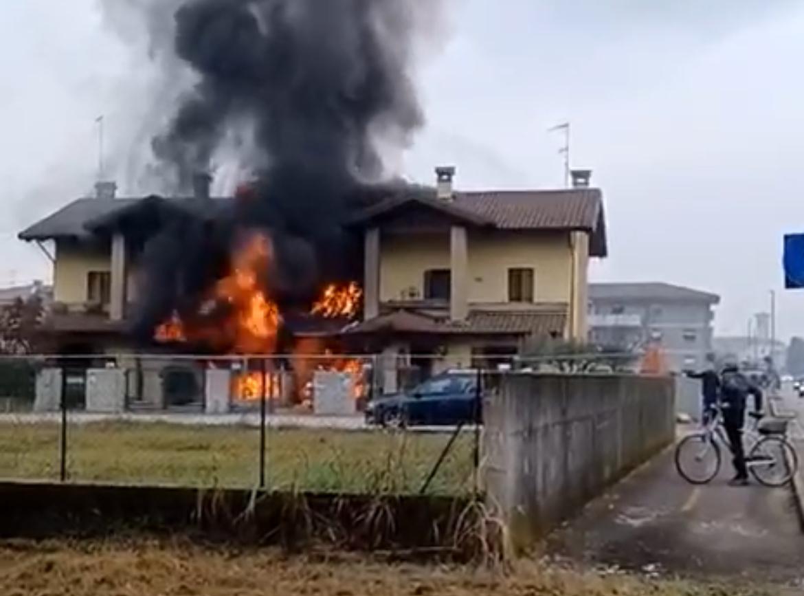 «Casa a fuoco per un'auto elettrica a Gradisca», la bufala gira nelle chat