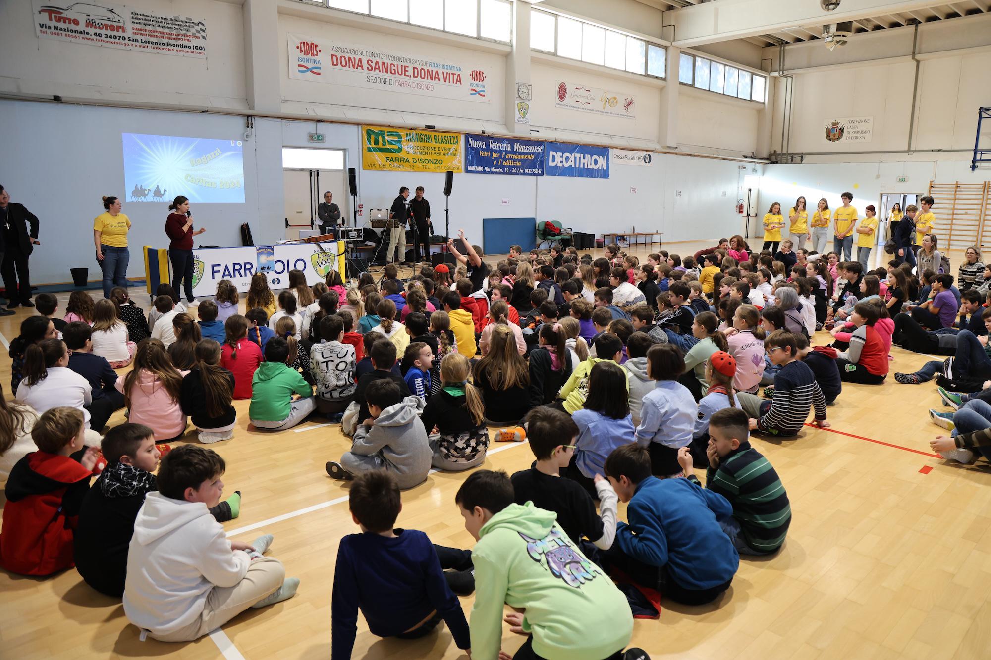 Immagine per L'ultima festa del Natale in palestra a Farra, 230 bambini giocano con la Caritas