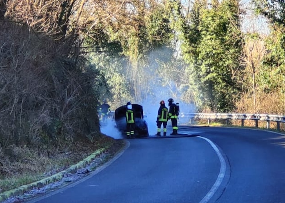 Immagine per Auto in fiamme sulla strada tra Savogna e Peteano, conducente illeso