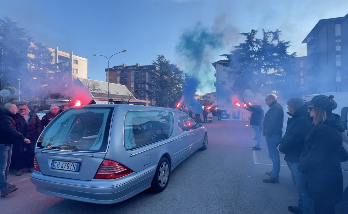Copertina per Fumogeni tra gli applausi di amici e ultrà, l'ultimo addio a Fabio Rosolin a Gorizia