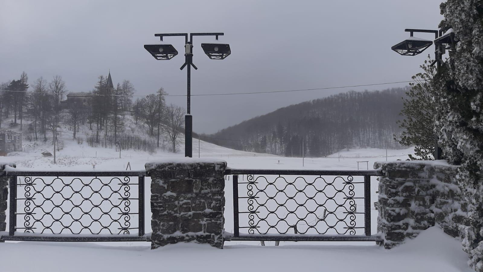 Immagine per Loqua ricoperta da un manto bianco di neve, forti raffiche di Bora sul Carso