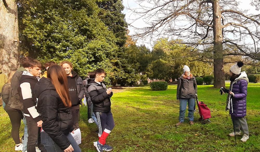 Immagine per Le tante trasformazioni di Parco Basaglia, ragazzi studiano all'aperto a Gorizia 