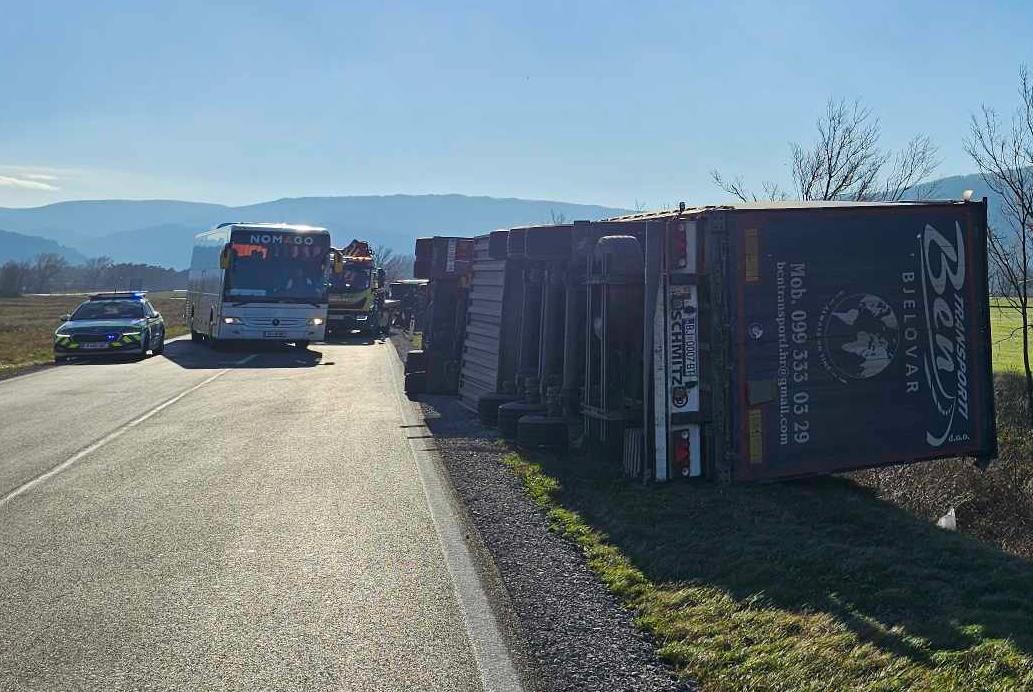 Copertina per Forti raffiche di Bora sulle strade in Slovenia, camion ribaltati a Vipava