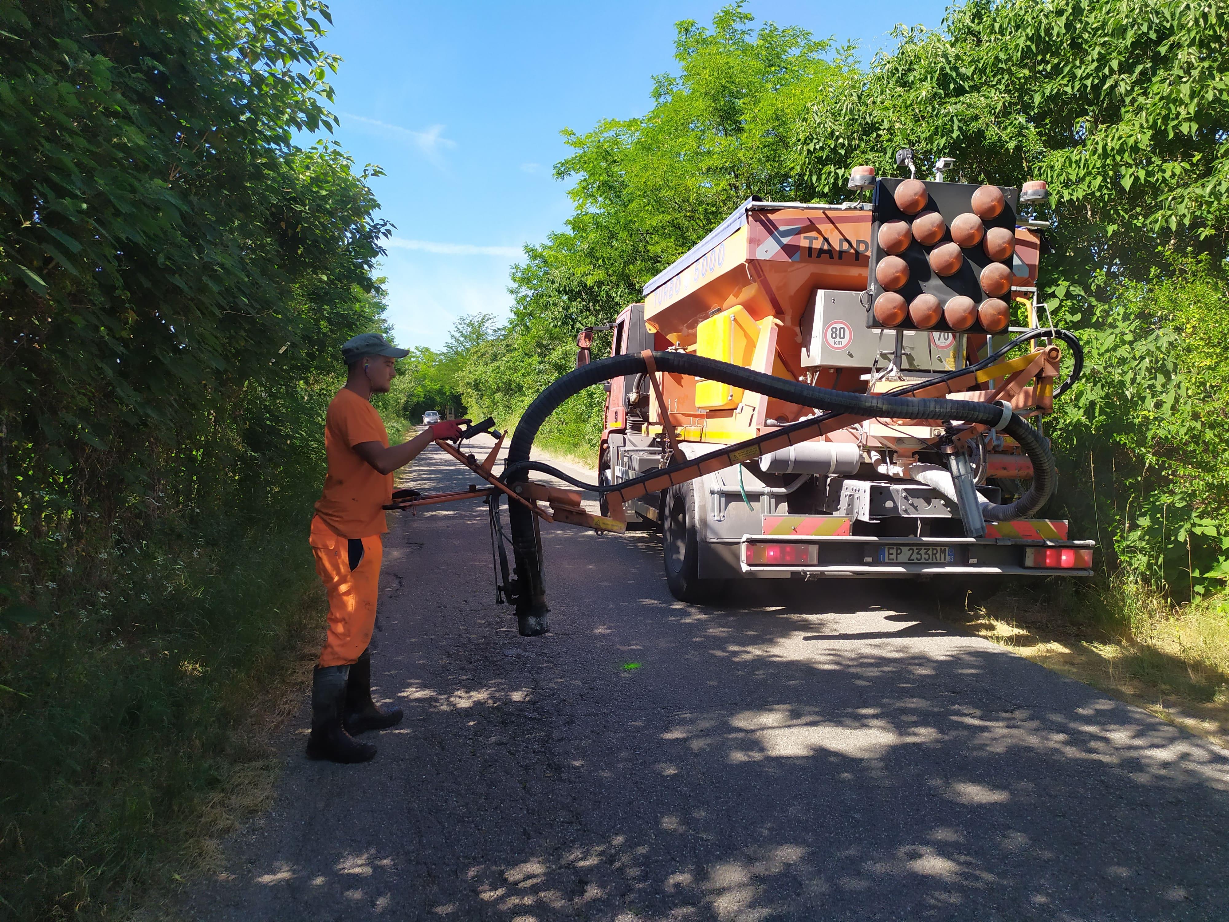 Immagine per Buche riparate in pochi minuti, Savogna usa la tecnologia delle grandi città