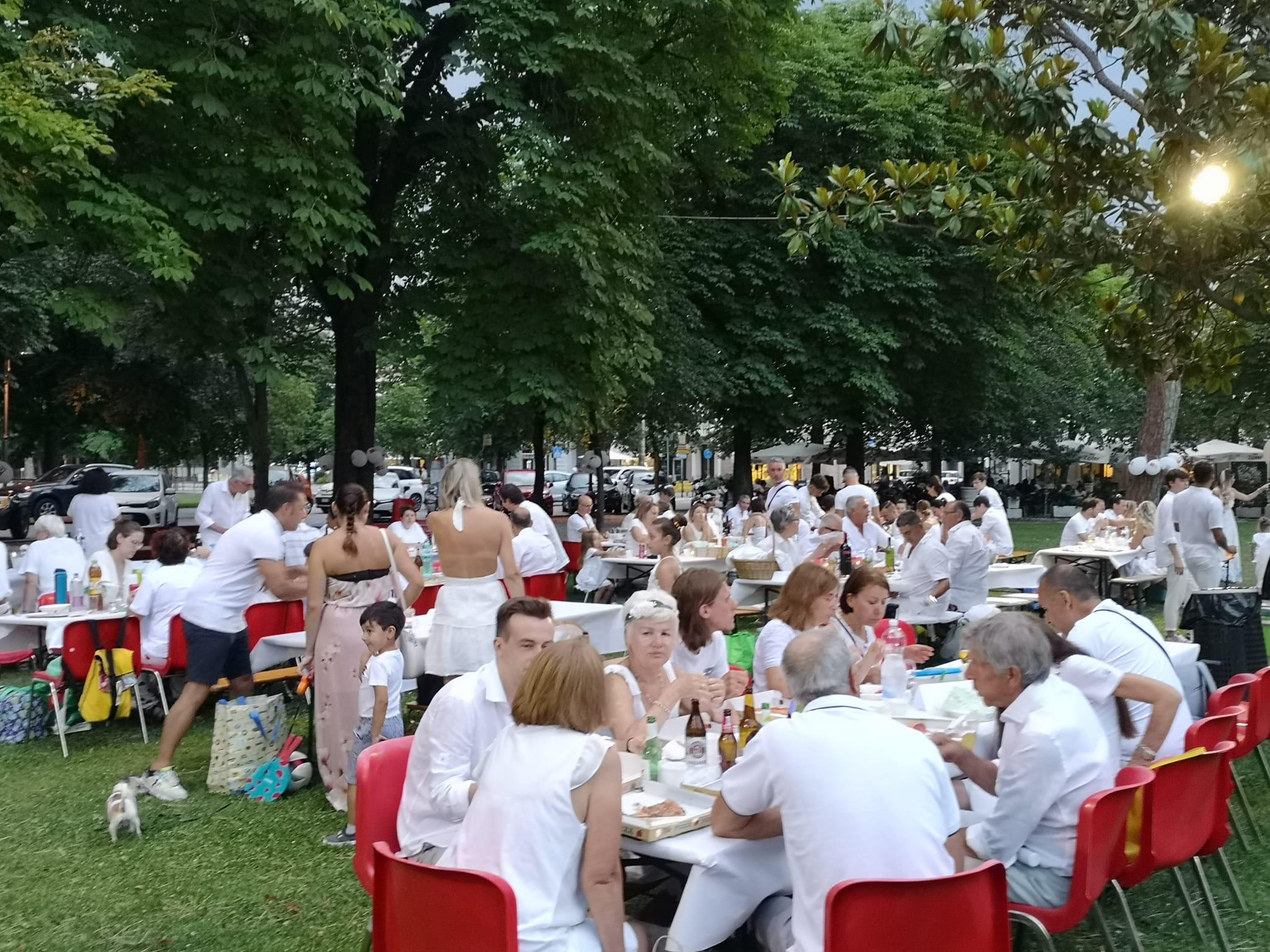 Copertina per A Gradisca la notte più romantica dei borghi, cena in bianco nel parco