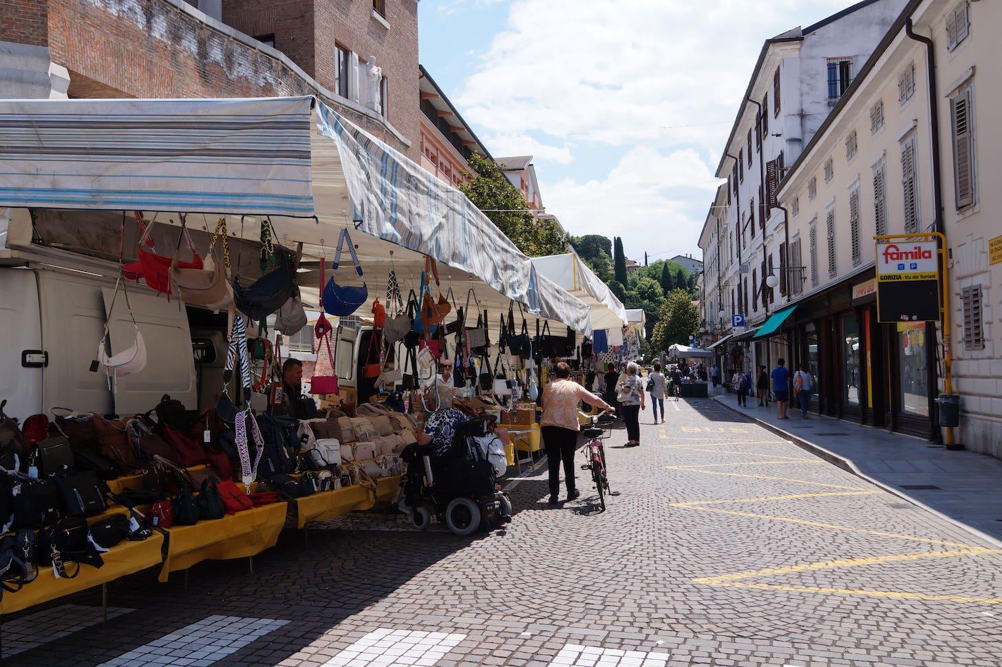 Copertina per Mercato settimanale, riapre via Oberdan: 44 firme contro la sperimentazione
