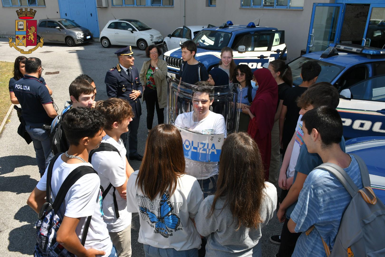 Copertina per Monfalcone, a scuola in commissariato: ospiti gli studenti del Buonarroti