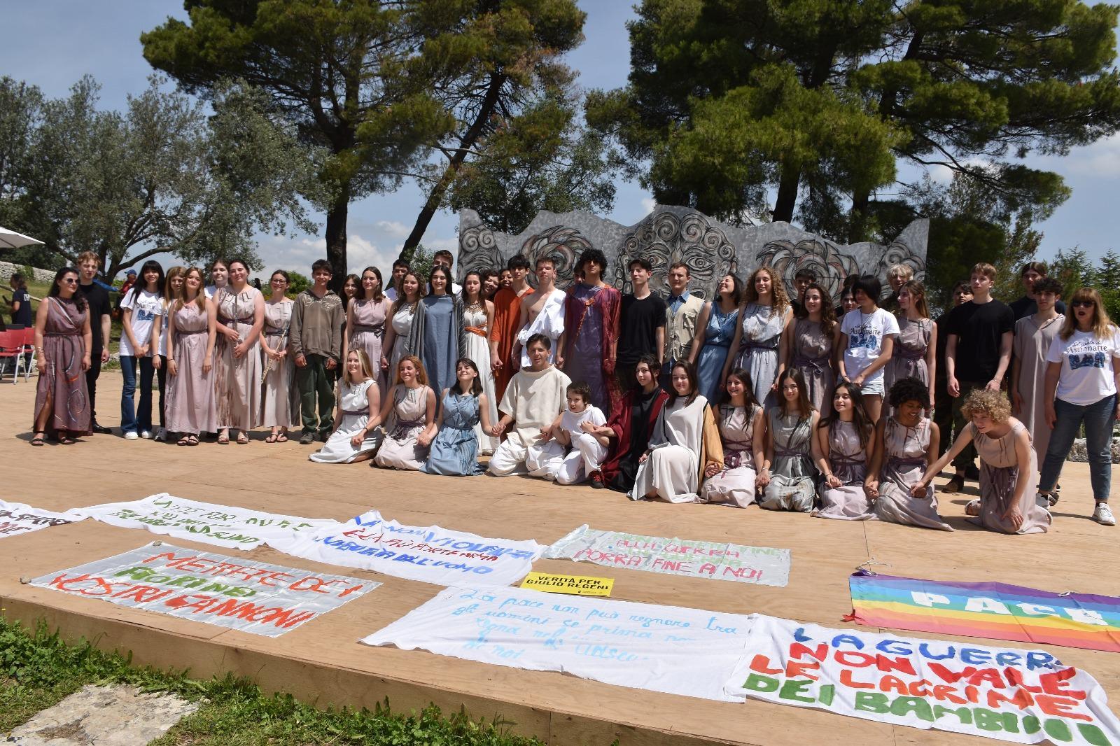 Immagine per Gli studenti del liceo Dante attori nel teatro greco, gioia dei ragazzi in Sicilia