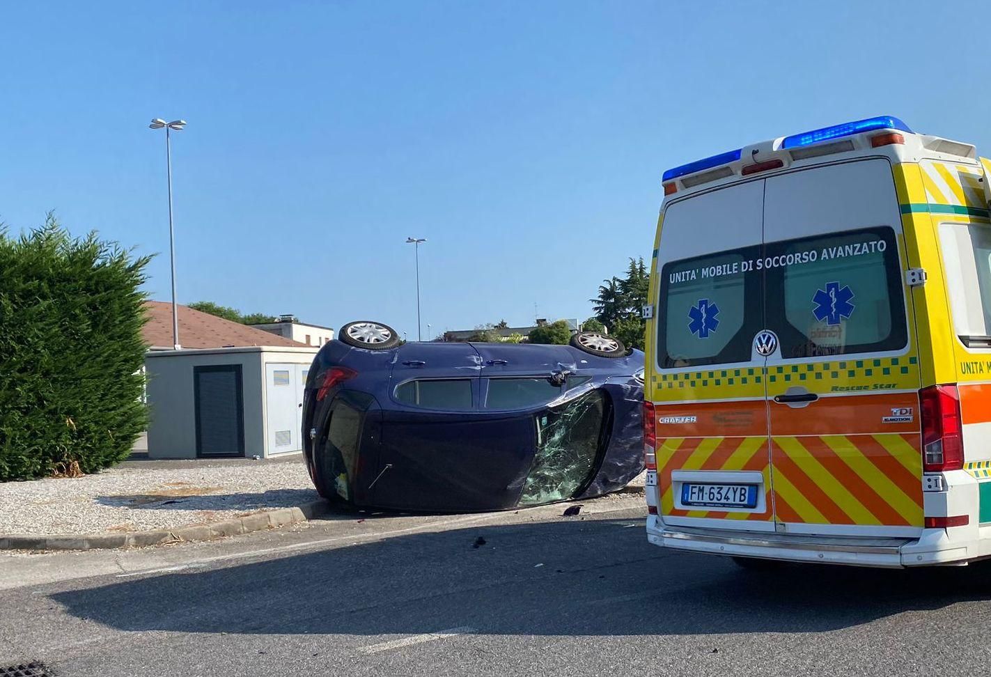 Immagine per Gorizia, auto cappottata davanti al Famila in via Terza Armata 