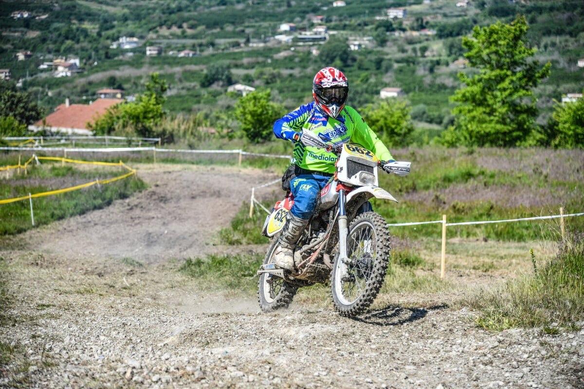 Copertina per Le moto da cross d'epoca corrono a Capriva, sfida per 250 piloti sul Collio