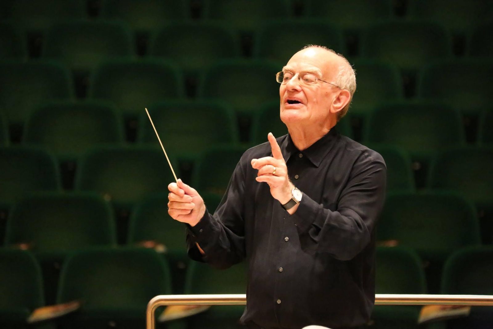 Immagine per La musica unisce il confine, il grande concerto in piazza a Gorizia con John Rutter