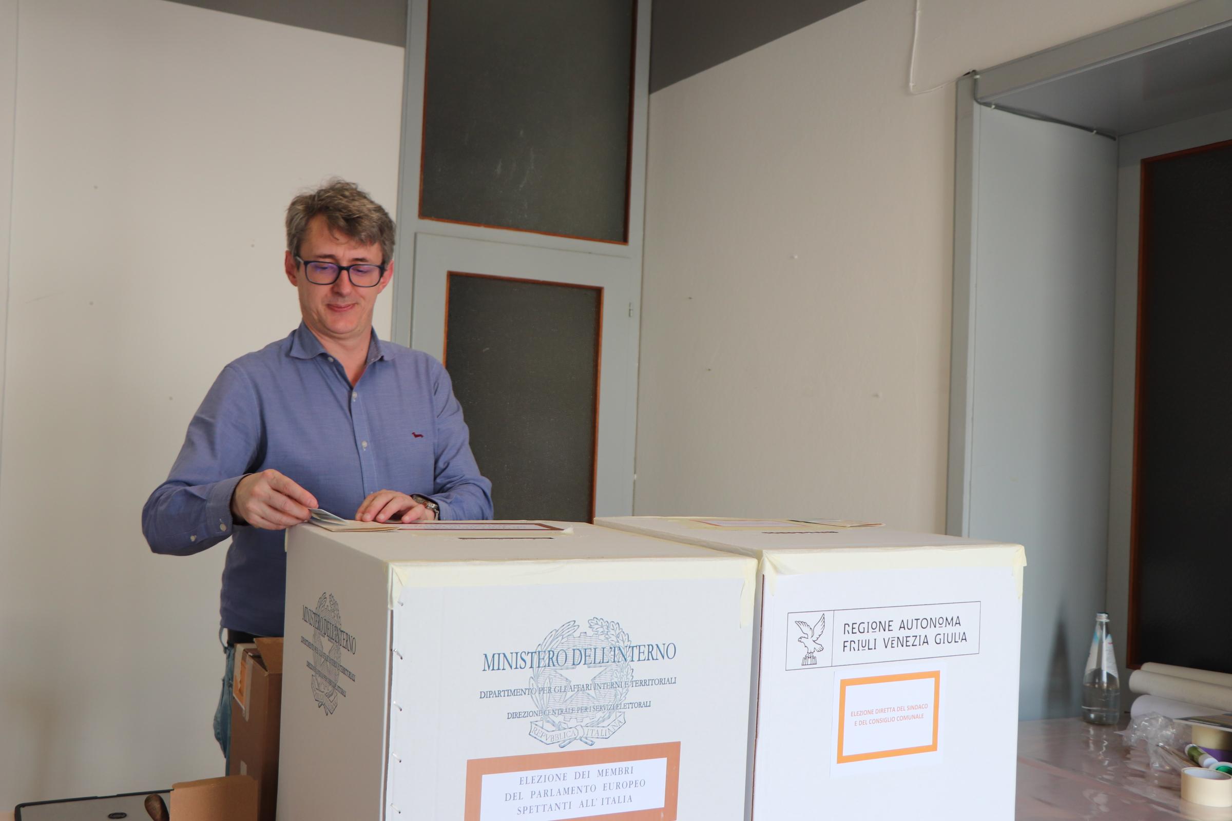 Copertina per Elezioni, aperti i seggi in tutto il Fvg: oggi si vota fino alle 23, cosa c'è da sapere