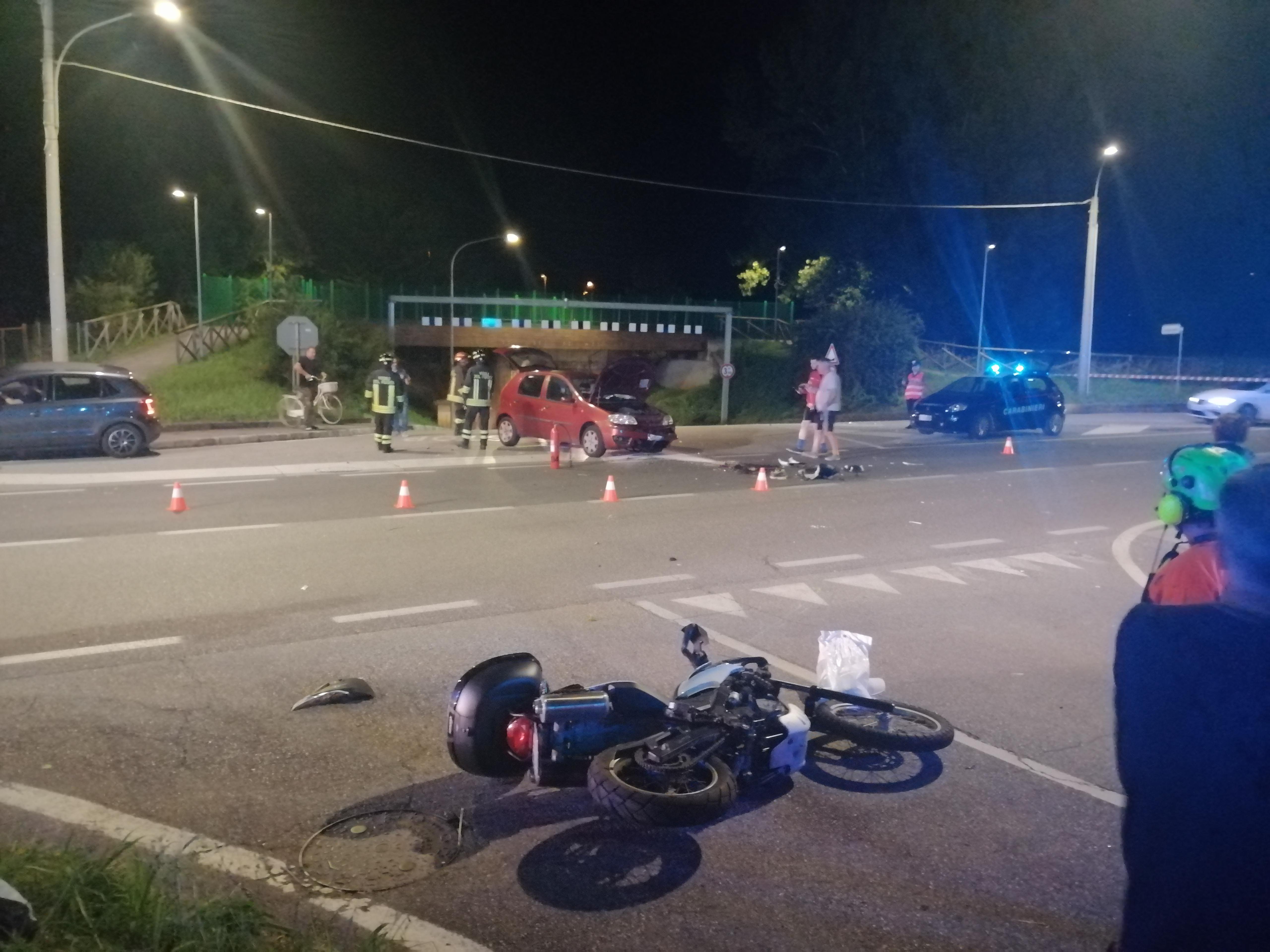 Copertina per Incidente auto-moto nella notte sulla regionale 56 a Mossa, centauro in ospedale