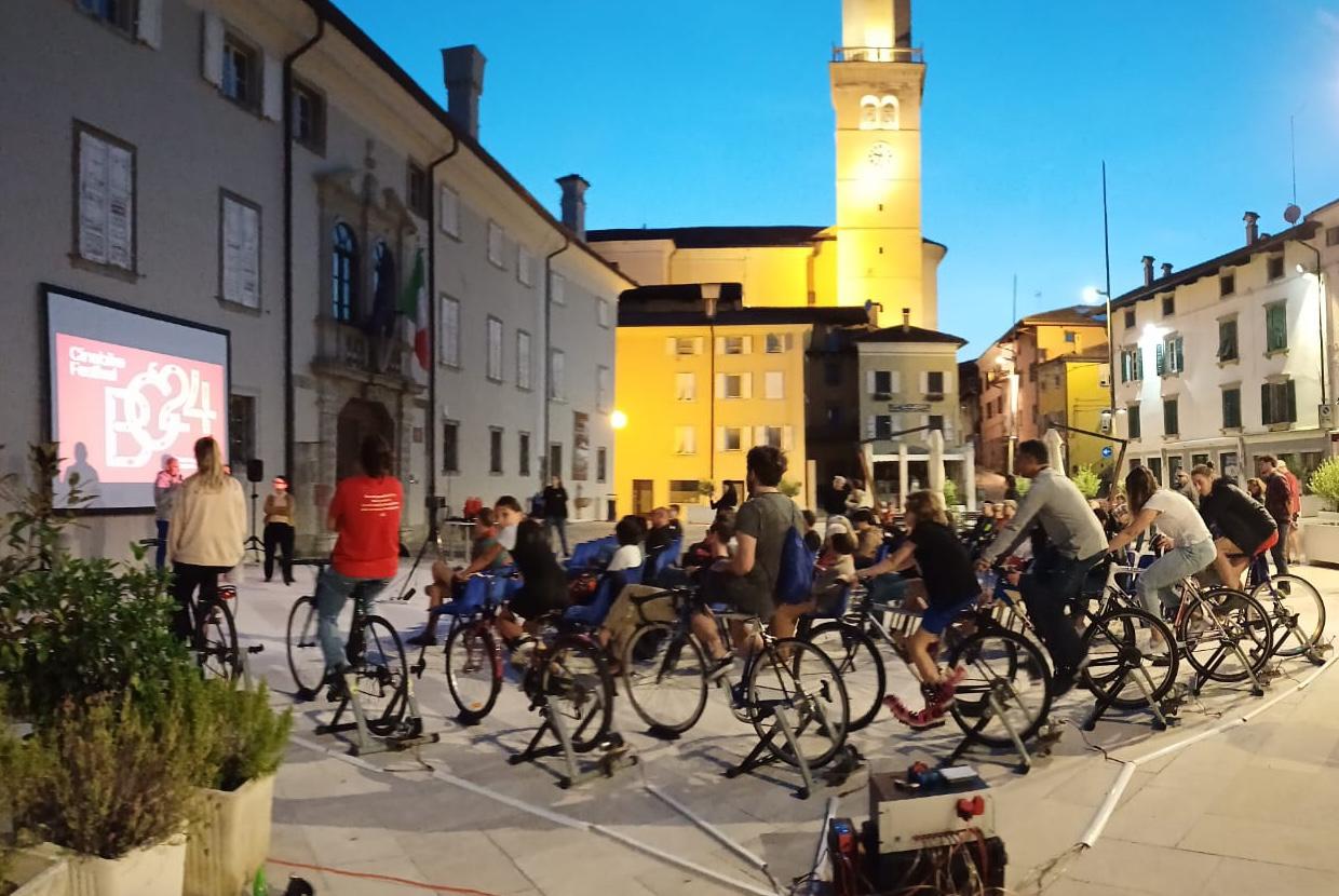 Copertina per A Cormons il cinema che funziona a pedali, parte il Cinebike festival tra Collio e Grado