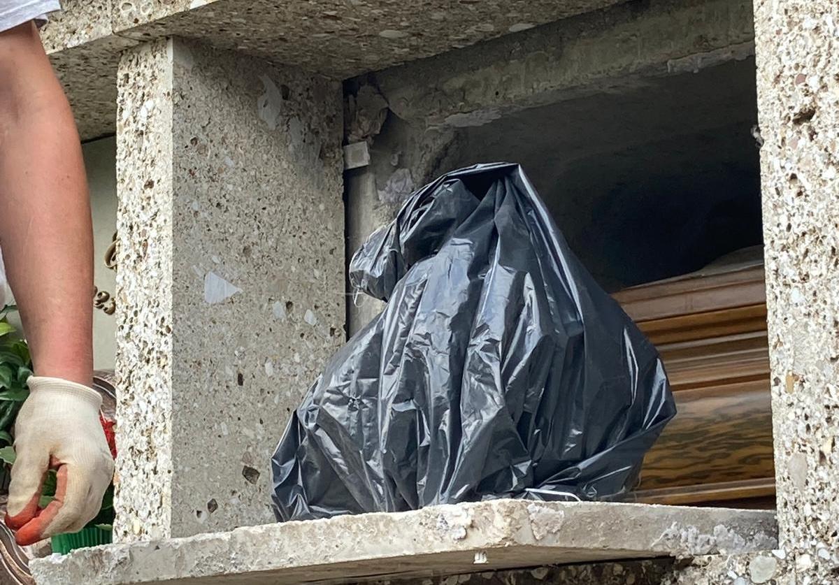 Copertina per Riapre il loculo di famiglia a Gorizia, scopre le ossa del padre in un sacco nero