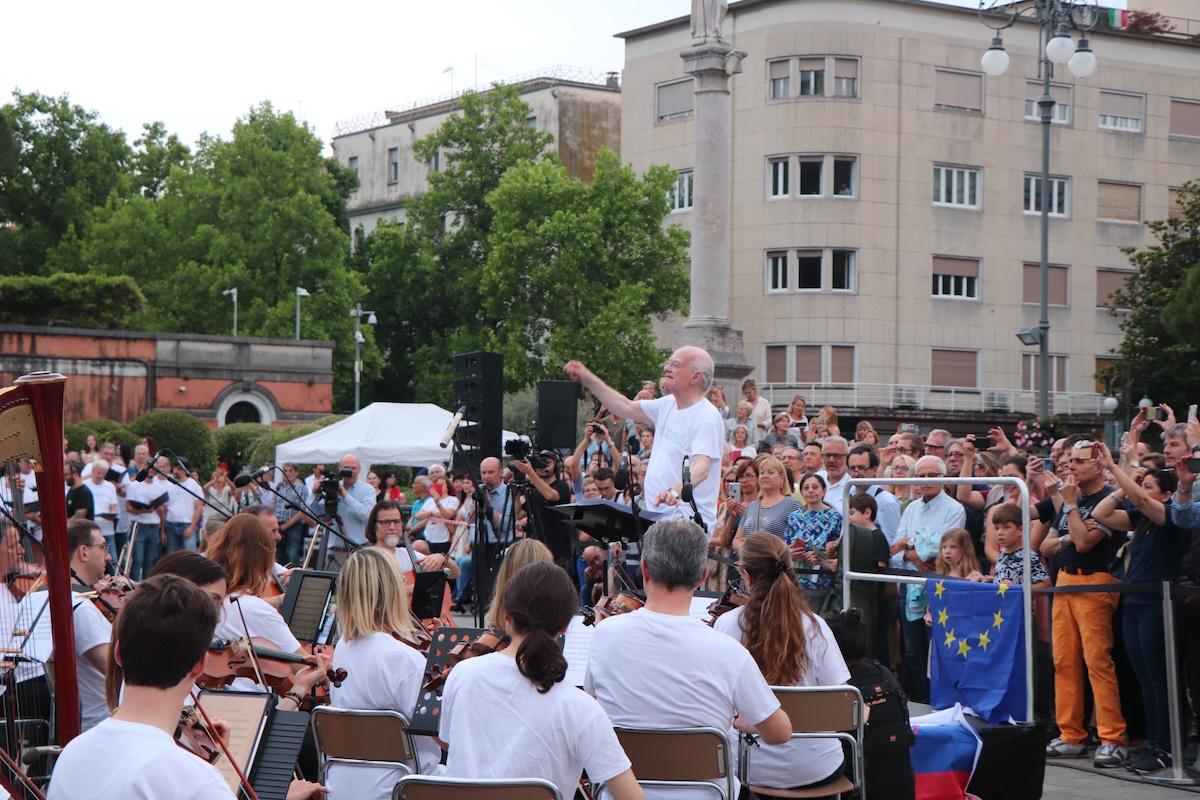 Immagine per Le 600 voci dirette da John Rutter a Gorizia, cielo di emozioni in piazza Vittoria