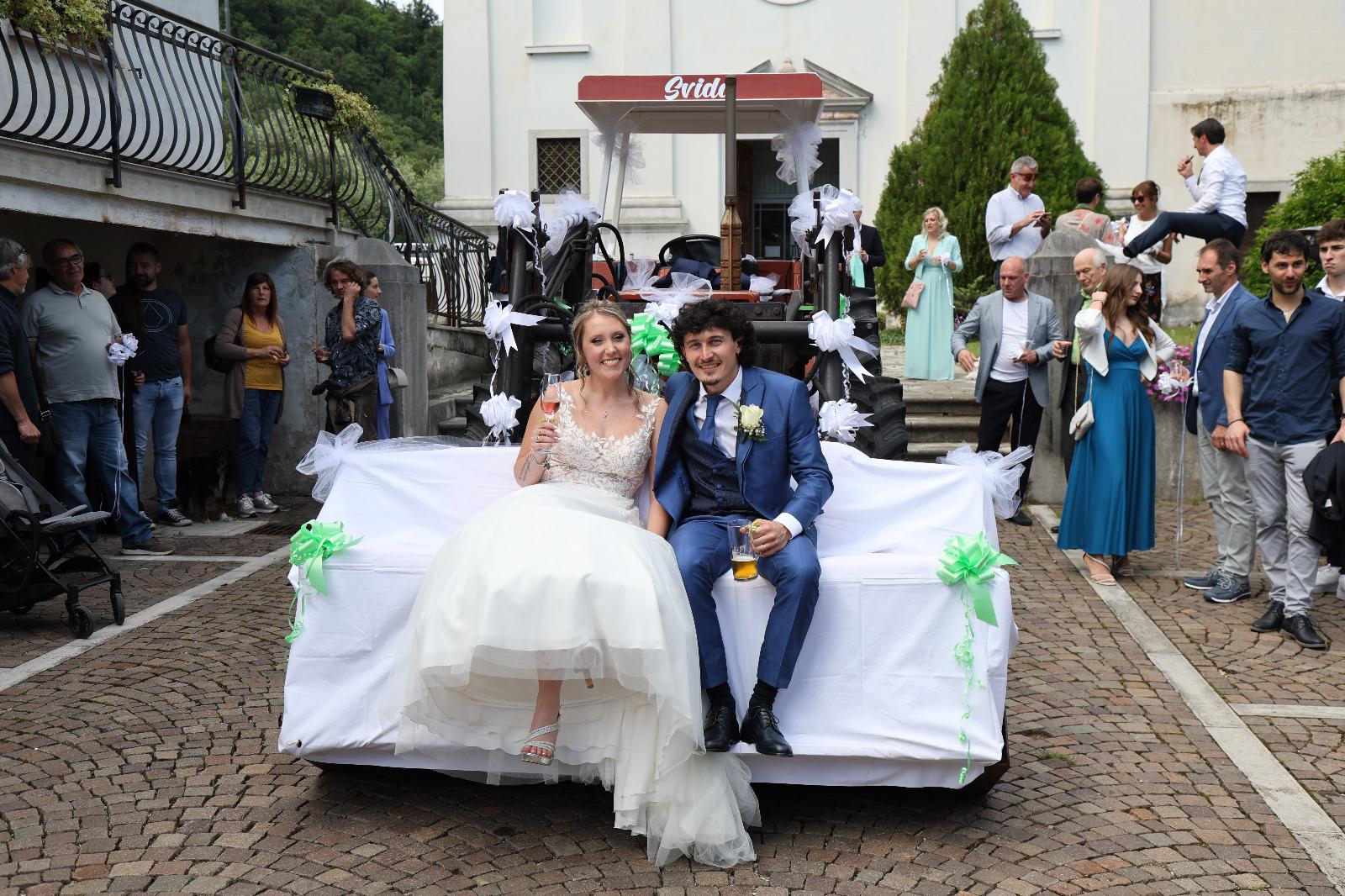 Copertina per Il primo matrimonio dopo anni a Piedimonte, Cinzia e Riccardo sposi sul trattore