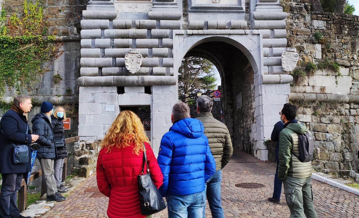 Copertina per L'antica storia di Gorizia nella notte del solstizio, la camminata in Borgo Castello