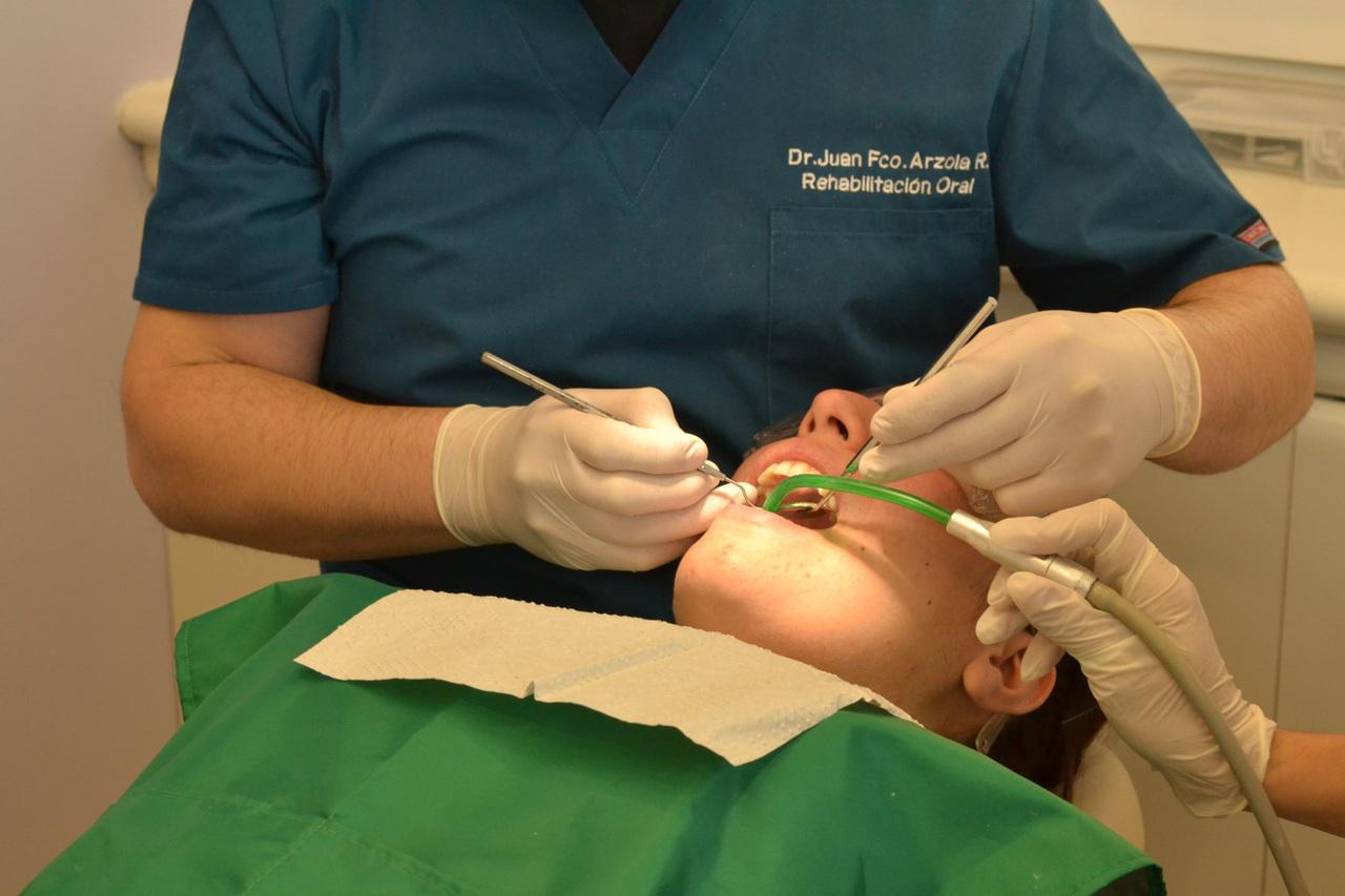 Copertina per Timbravano il cartellino in ospedale ma lavoravano nel loro studio privato, condannati due odontoiatri di Gorizia
