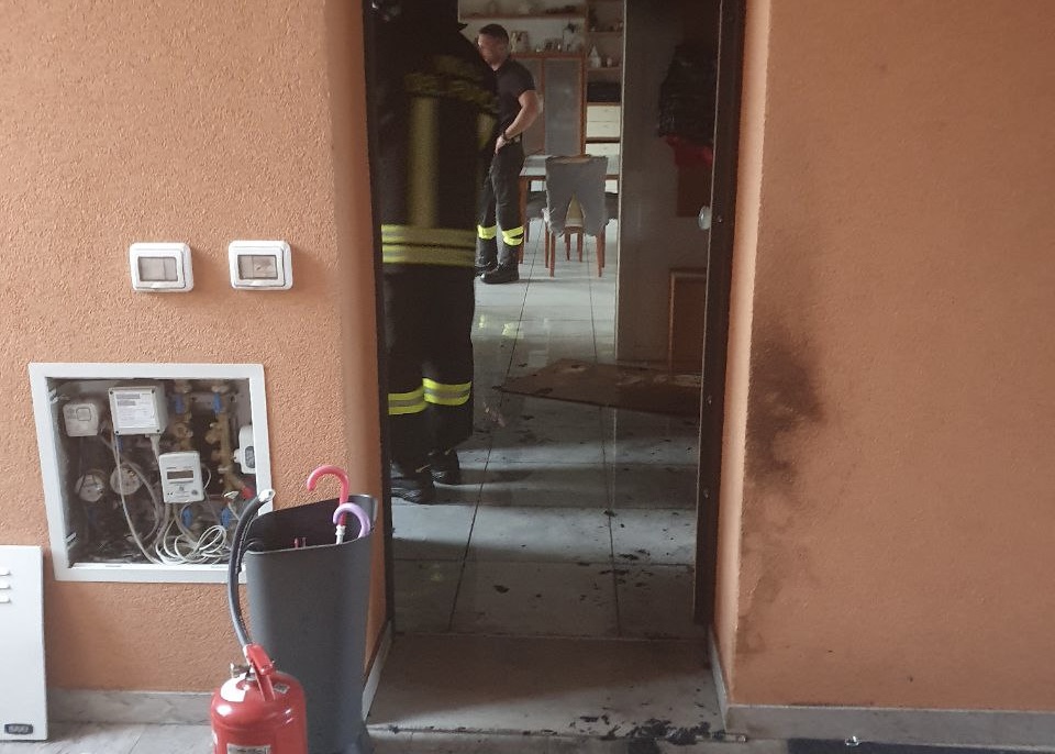 Copertina per A fuoco una tanica di benzina in casa, incendio in un appartamento a Gorizia