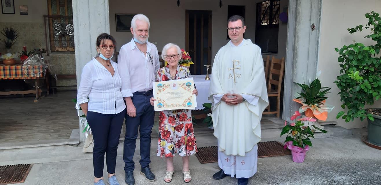 Copertina per La signora Puia compie 90 anni, festa a Lucinico con gli auguri di Papa Francesco