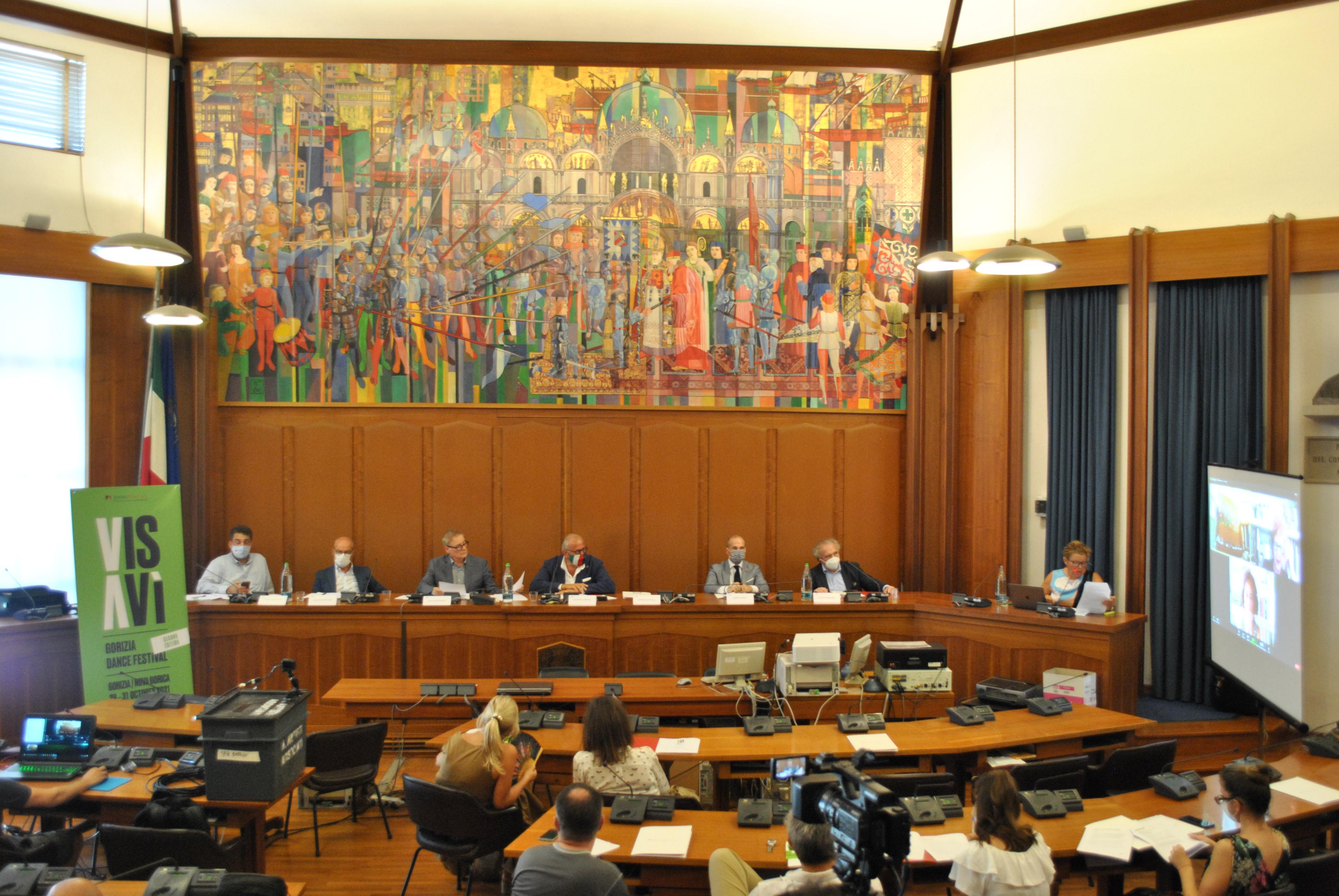 Copertina per Passi di danza per unire Gorizia e Nova Gorica, Visavì sempre più internazionale