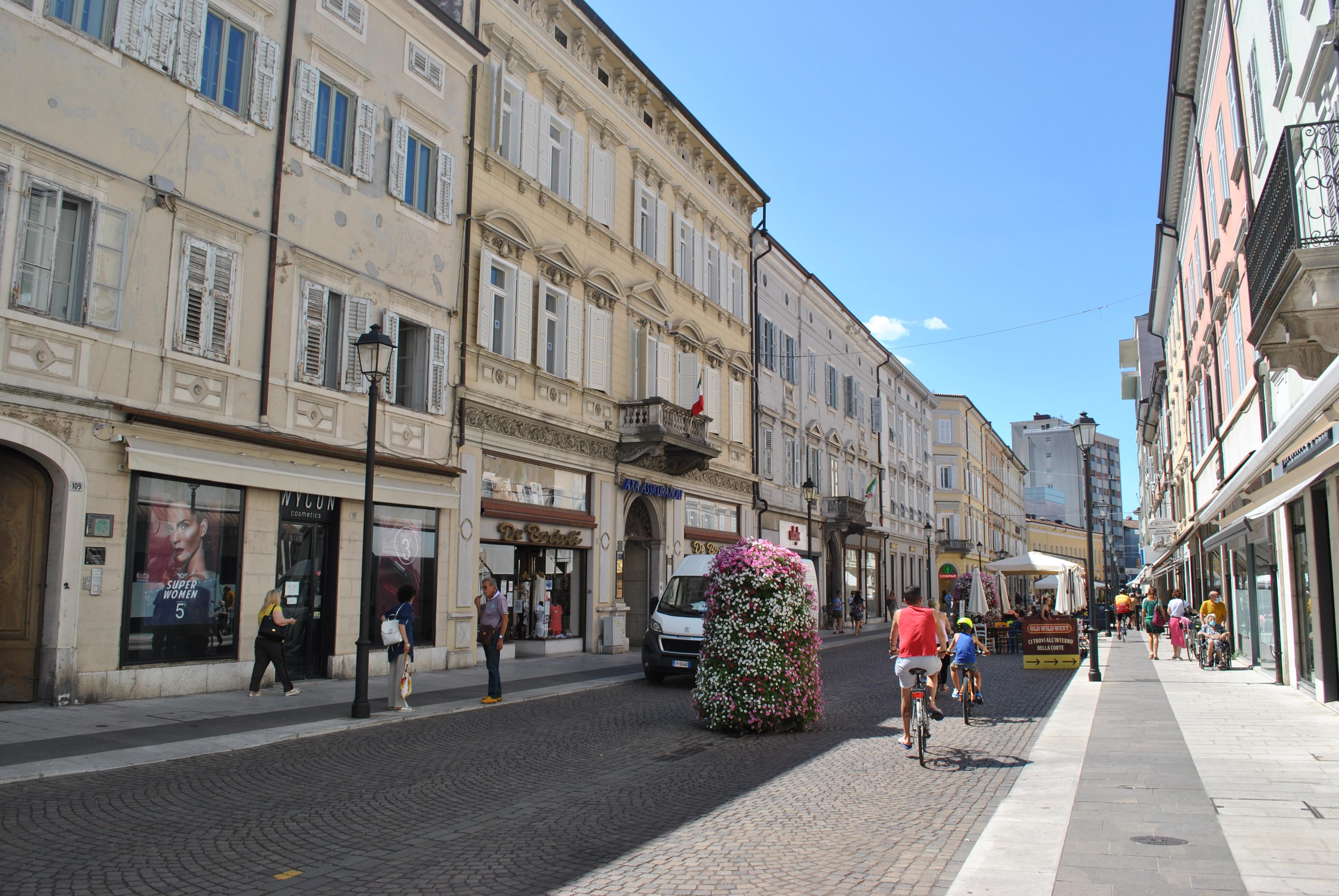 Immagine per Musica e show per inaugurare i saldi estivi, Gorizia chiama gli artisti di strada