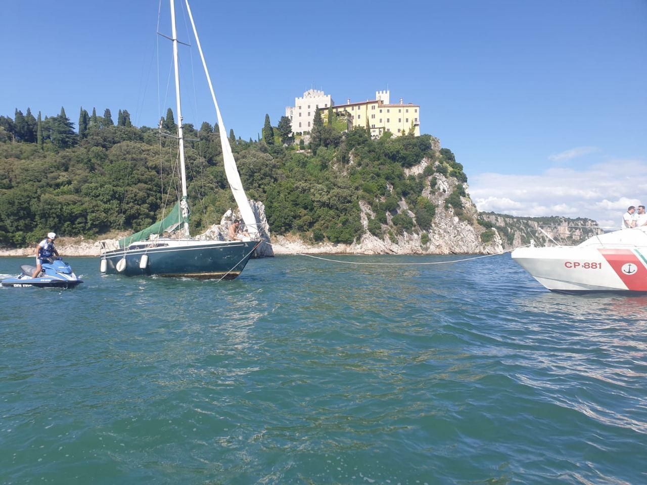Immagine per Barca a vela sottosopra nella baia di Duino, moto d'acqua in azione 