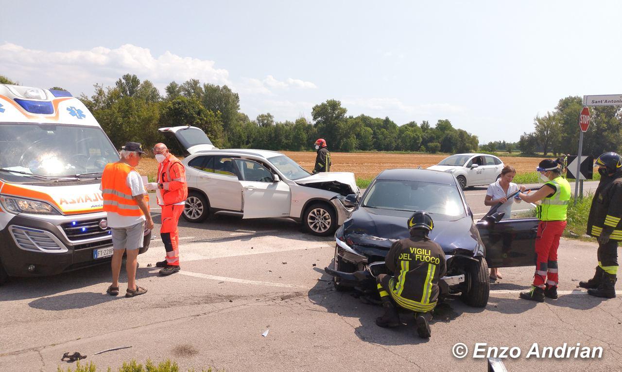 Immagine per Colpisce un trattore e si schianta contro un'auto, ferita una donna a Fiumicello