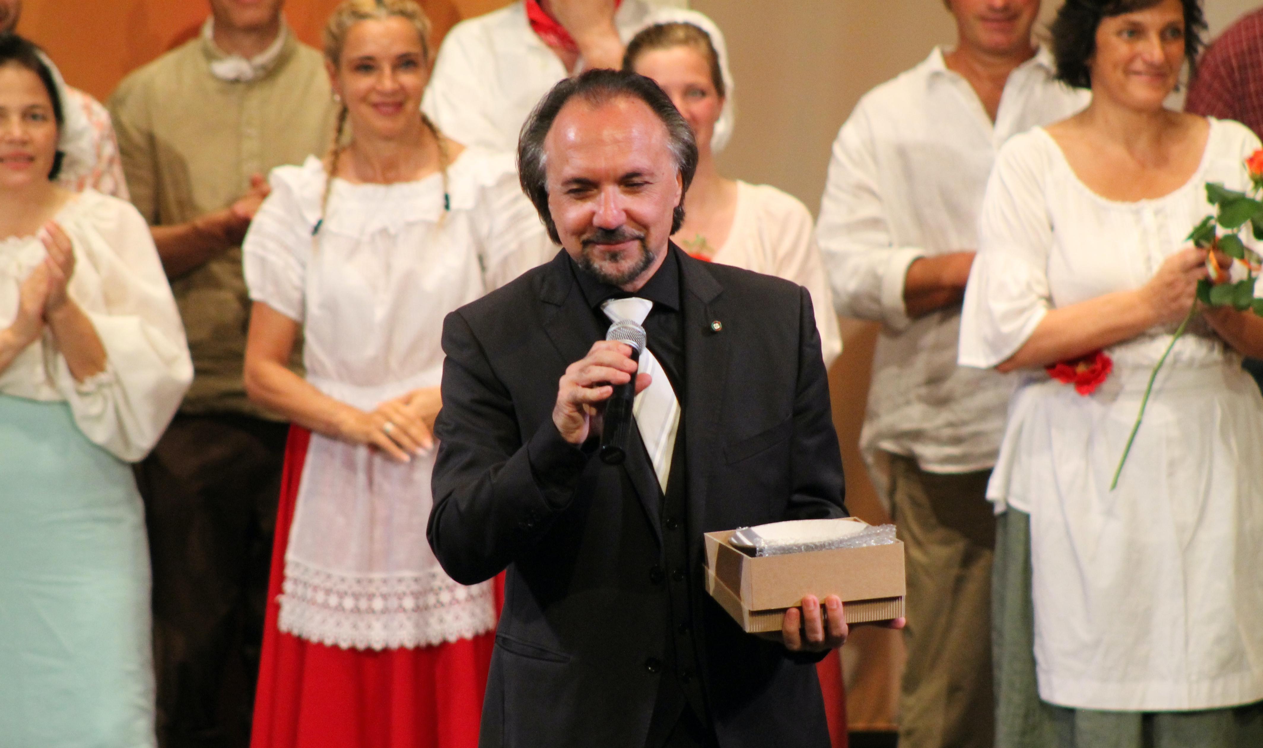 Copertina per L'Elisir d'amore strega il pubblico: premiato il maestro di Farra, Alessandro Svab