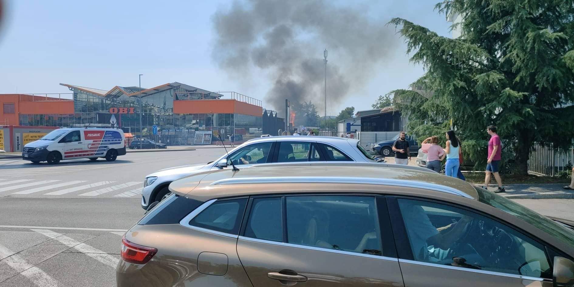 Copertina per A fuoco il magazzino Obi a Nova Gorica, evacuato il negozio