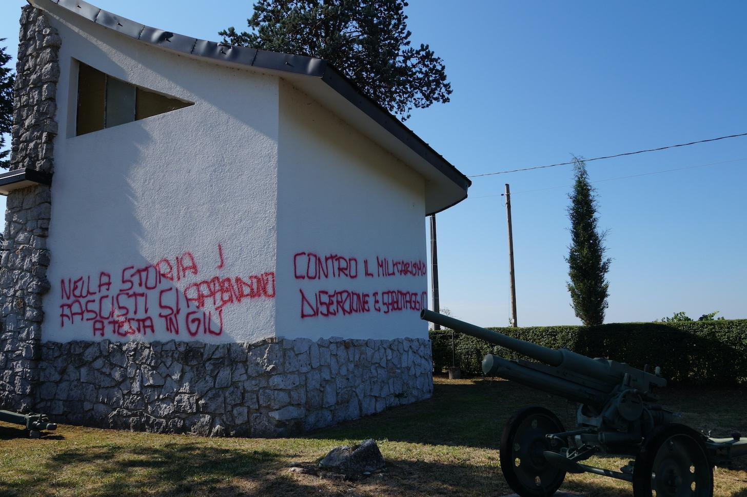 «Fascisti a testa in giù», Ara degli Arditi imbrattata dai vandali a Capriva